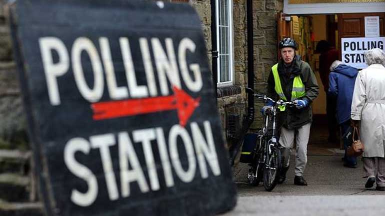 Οι κάλπες κλείνουν στις 22.00 στην Βρετανία